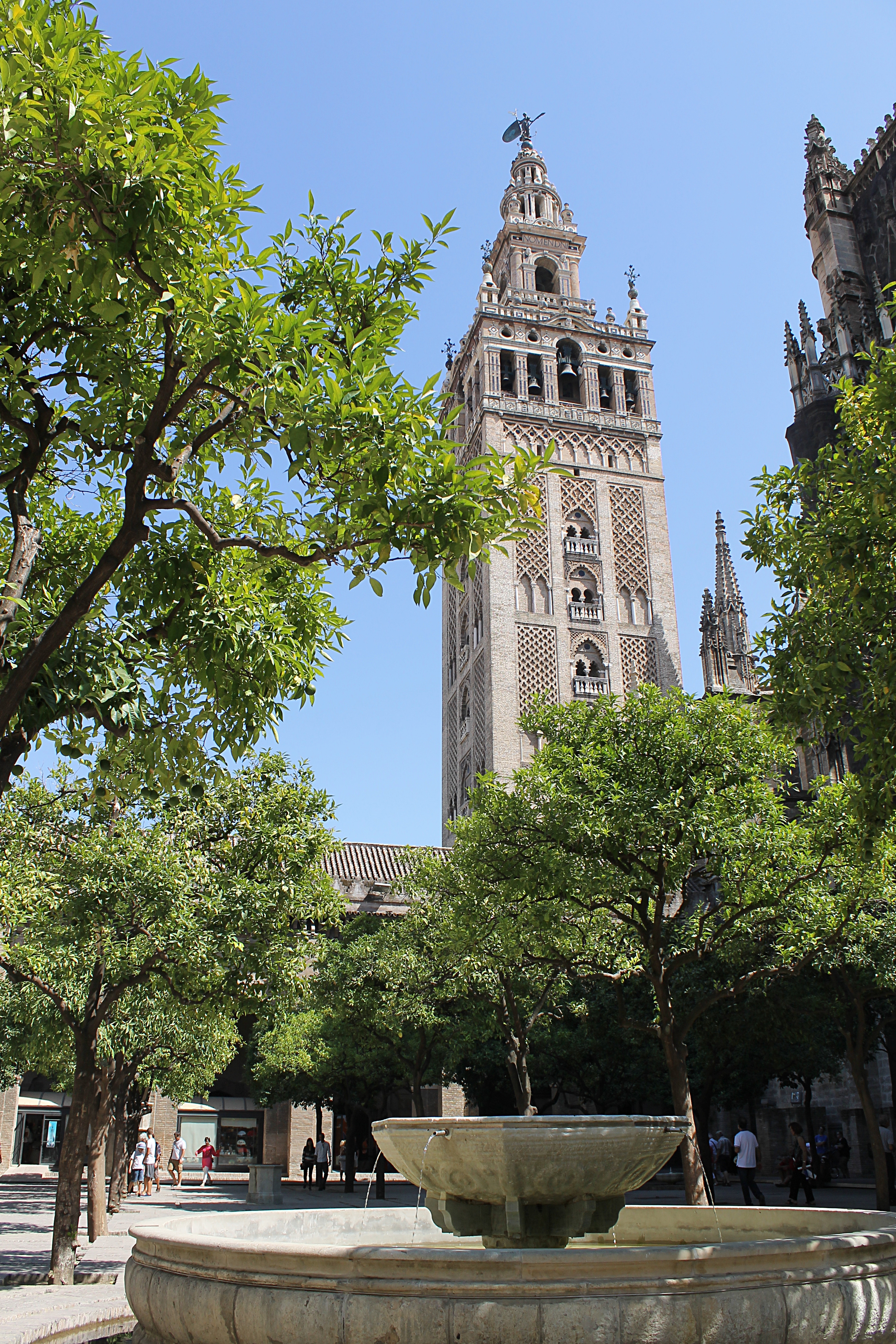 Vue_sur_la_Giralda_depuis_le_Patio_de_los_Naranjos_(8282656289)